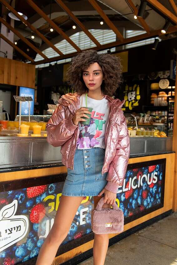 צילום: לי אגמון. מעיל: קסטרו, חולצה, חצאית ותיק: TOPSHOP, נעליים: TO GO 